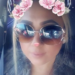 Meet your Posher, Christina